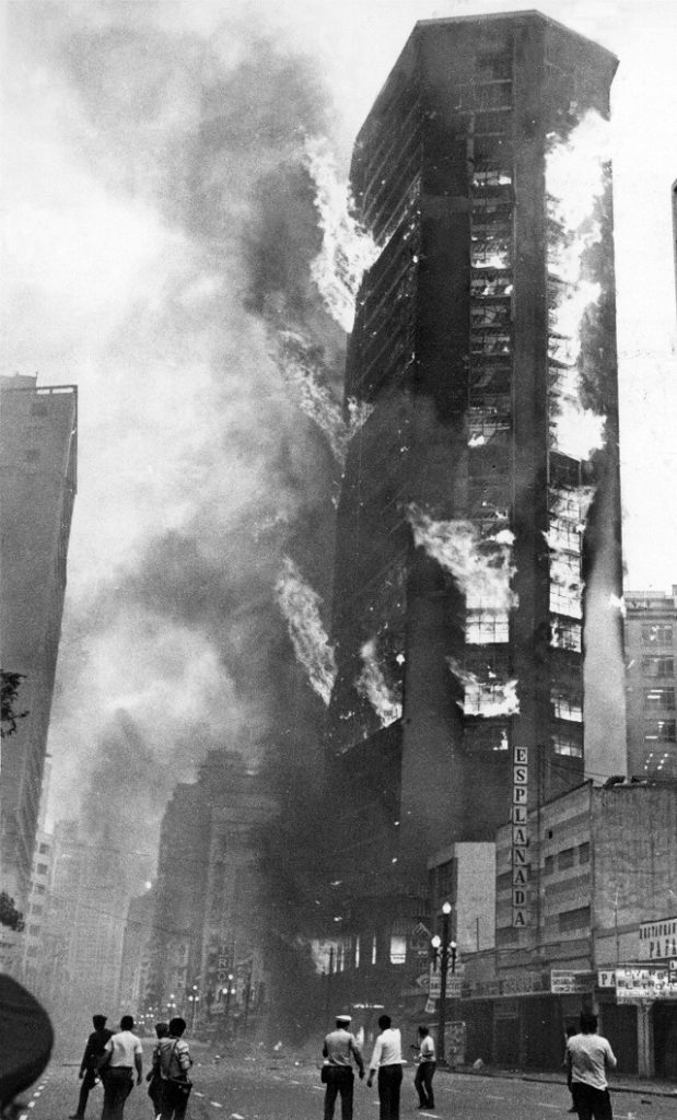 Brasil, São Paulo, São Paulo, 24/02/1972, Curiosos e policiais observam o edifício Andraus tomado pelas chamas. Pasta: 32707 - Crédito:ARQUIVO/ESTADÃO CONTEÚDO/AE/Codigo imagem:4571